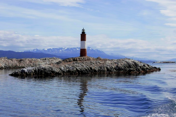 Phare sur les rochers