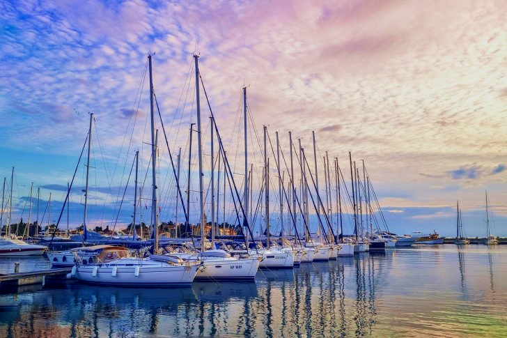 Voiliers au coucher du soleil