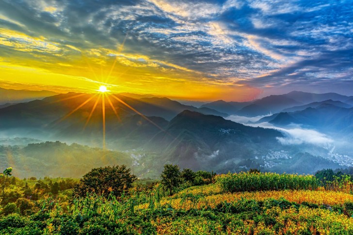 Vallei, heuvels, bergen, zonsondergang