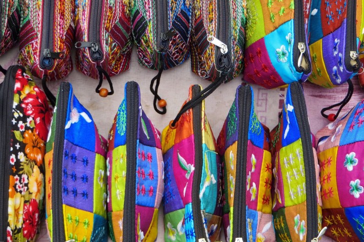 سوق لاوس للحرف اليدوية الملونة