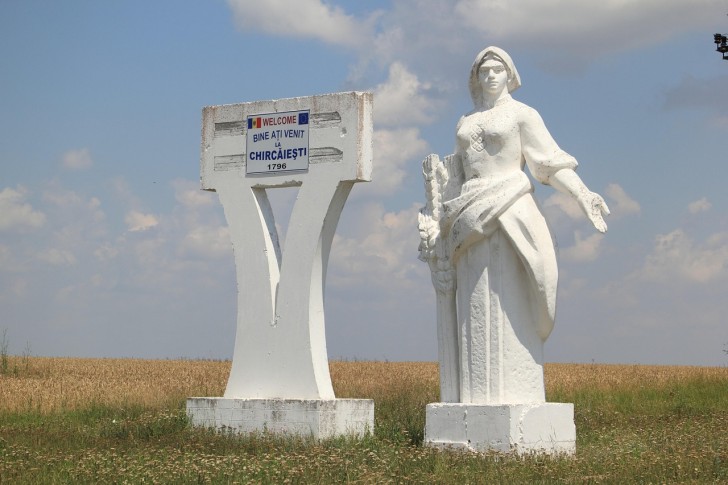 Estatua religiosa al borde de la carretera de Moldavia