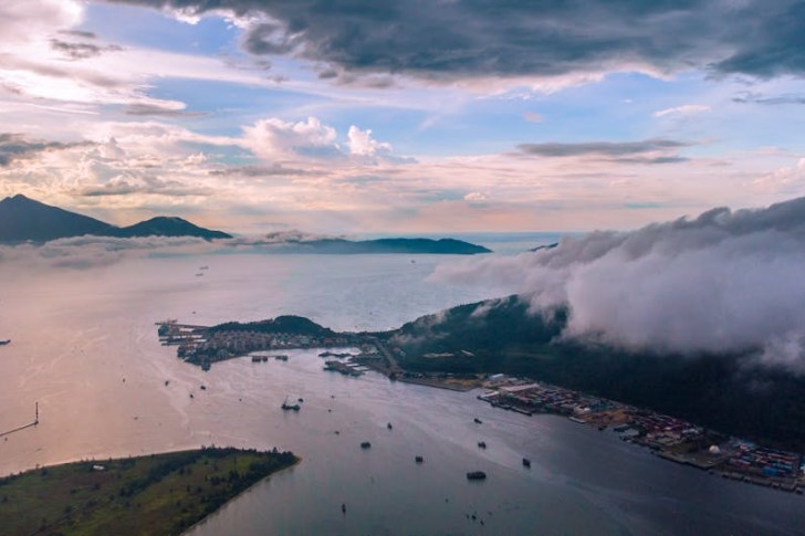 夕暮れ時のダナン湾の素晴らしい空撮