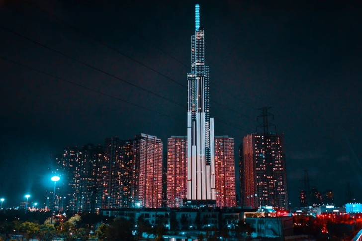 Foto af byen om aftenen