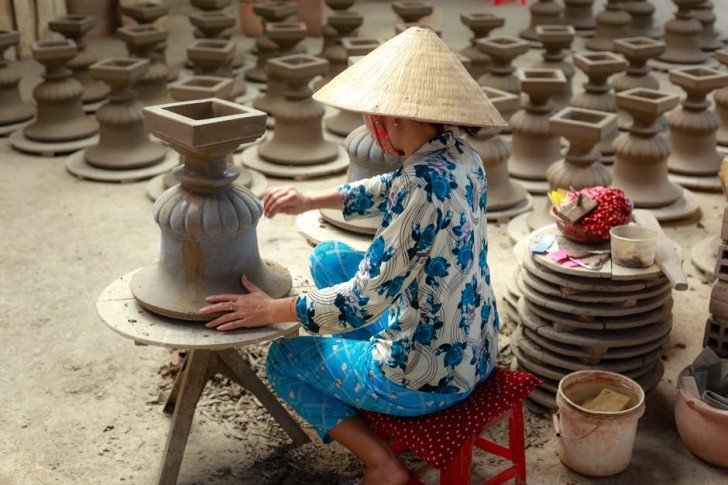 Femme fabriquant un pot en argile