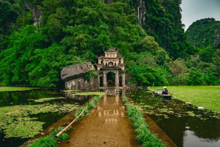 Pagoda Bich Dong rodeada de estanques, Vietnam