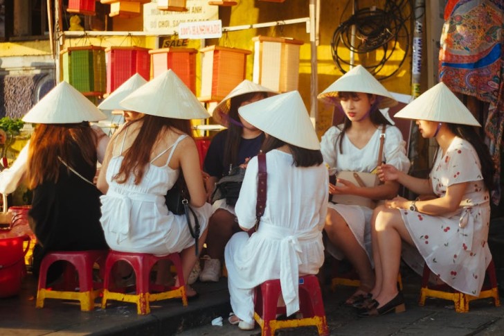 Photo d'une femme portant un chapeau conique