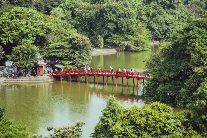水域に架かる橋を渡る人々の航空写真