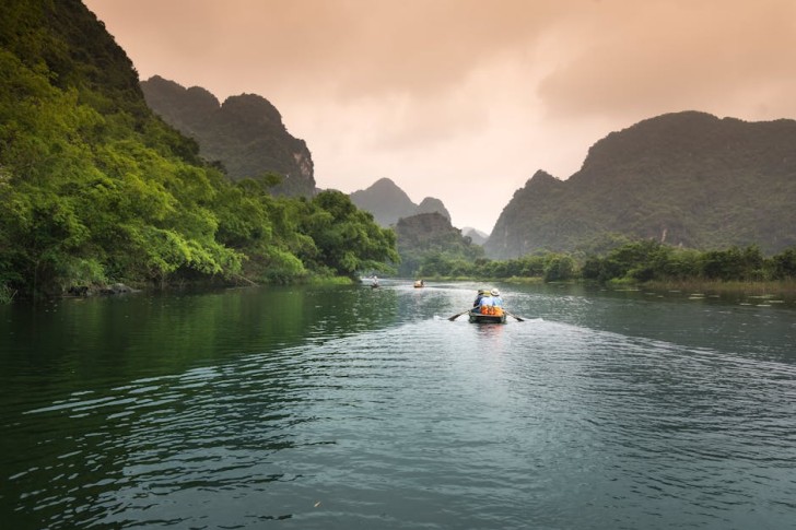 Gente viajando en barco