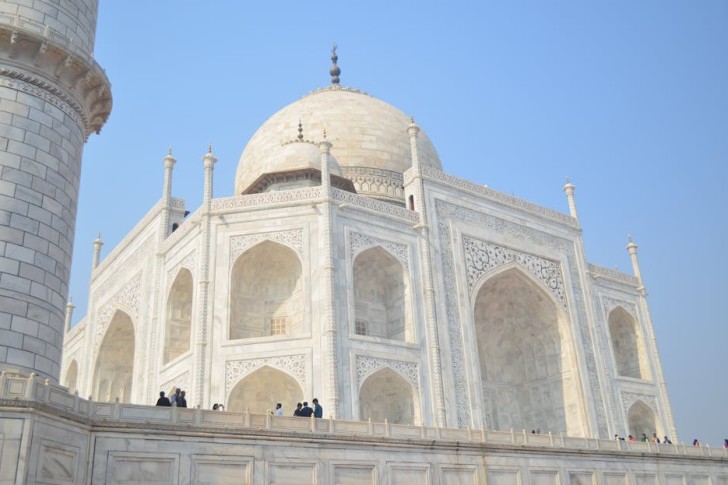 Toma de ángulo bajo del Taj Mahal