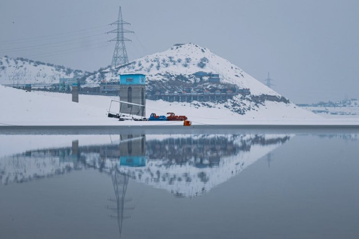 Näkymä Qarghan tekojärvelle talvella Kabulissa Afganistanissa