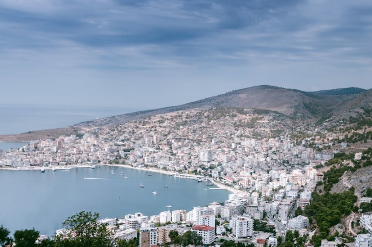 Cidade na costa da baía e montanhas