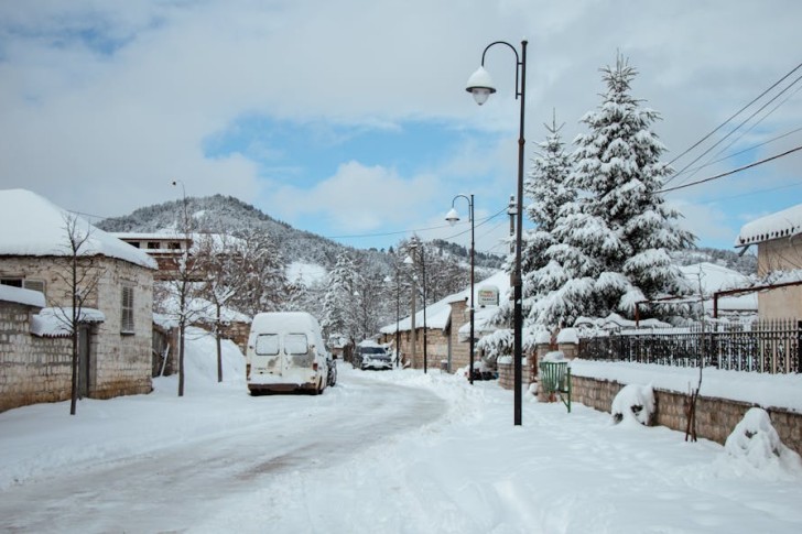 Carretera en la ciudad cubierta de nieve