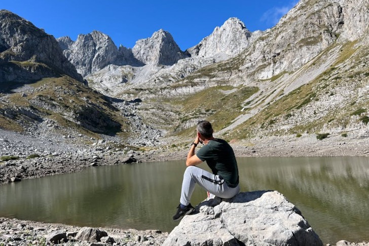 Senderista sereno en un paisaje montañoso albanés