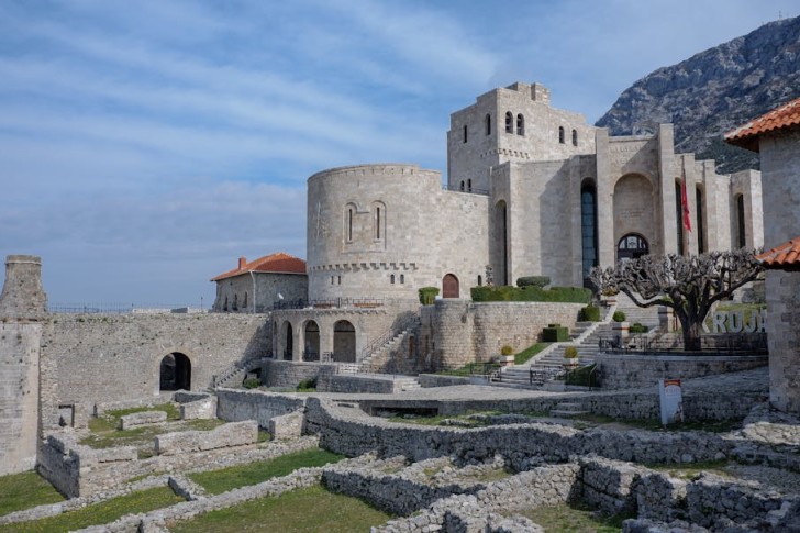 El Museo del Castillo de Skanderbeg en la montaña