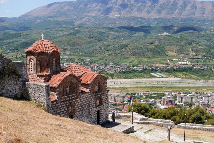 Landschapsgezicht op de kerk van Gjirokaster in Albanië