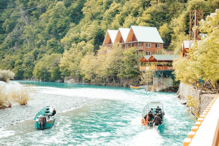 قاربان يسيران في نهر بالقرب من نُزُل