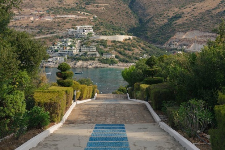 Een pad dat naar een heuvel leidt met uitzicht op de zee.