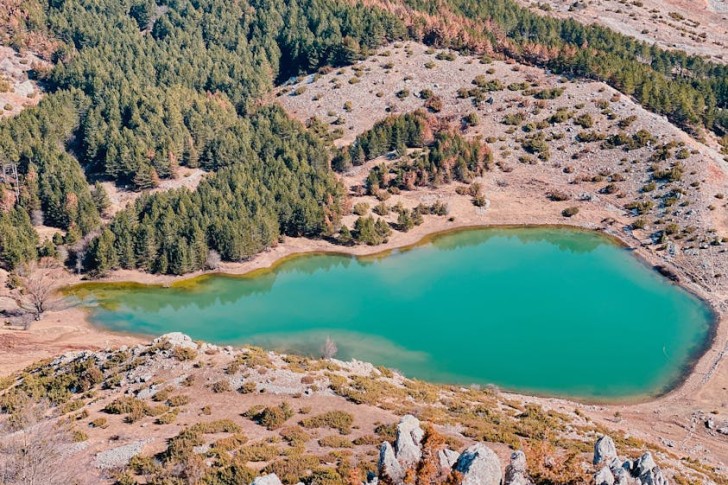Vista aérea do lago Liqeni I Lepurit em Tirana, Albânia