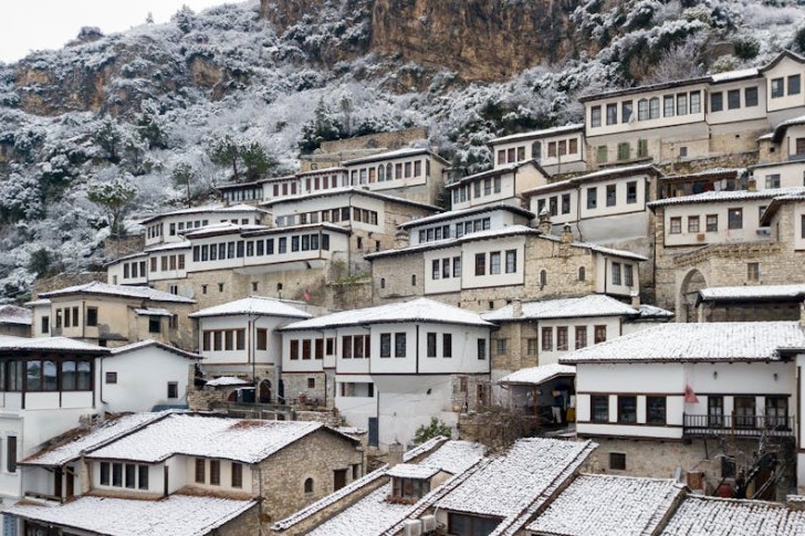 Besneeuwde Ottomaanse architectuur in een historische stad