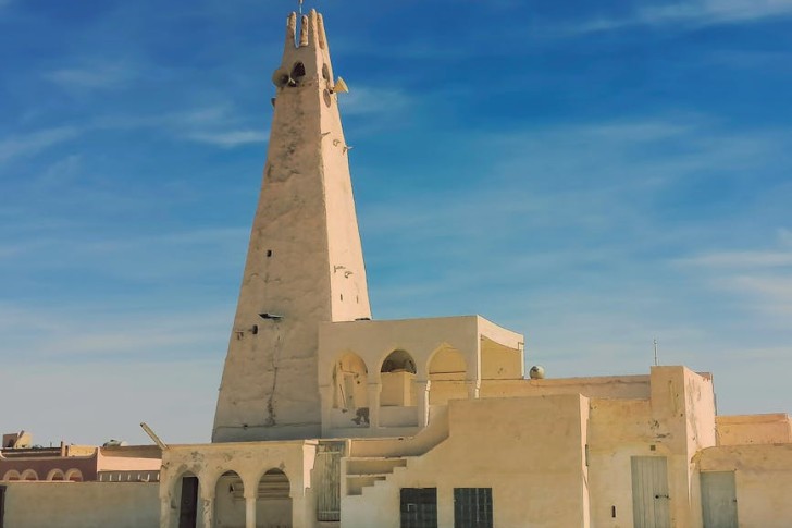 مئذنة مسجد في الصحراء