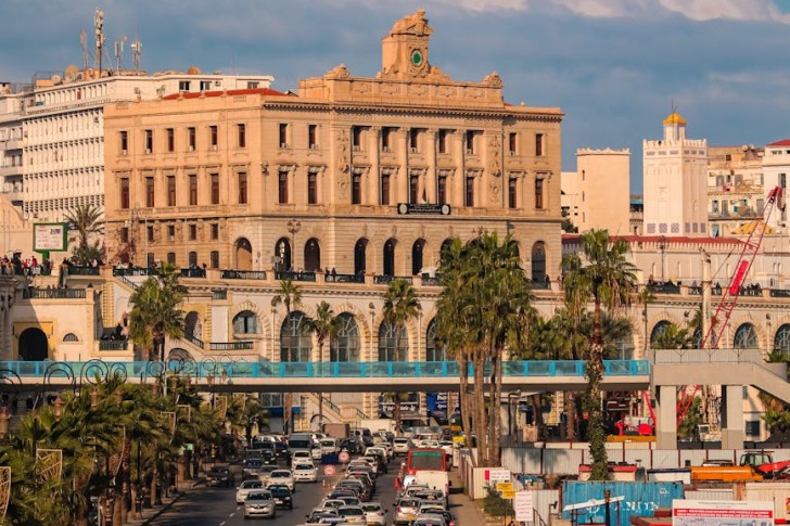 アルジェリア、アルジェの活気ある都市風景