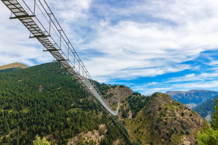 山々を背景にした谷にかかる吊り橋