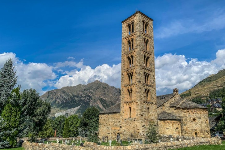 Iglesia histórica de piedra en las montañas de Andorra