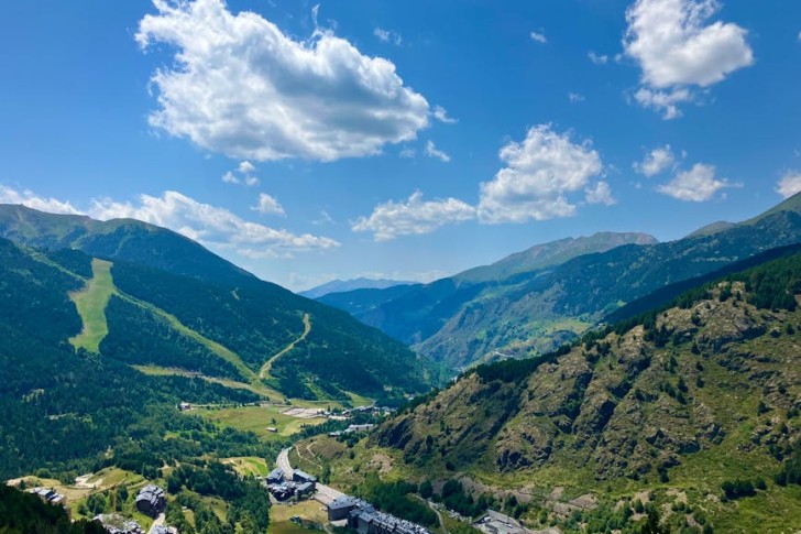 Näkymä laaksoon, jossa on vuoria ja joki