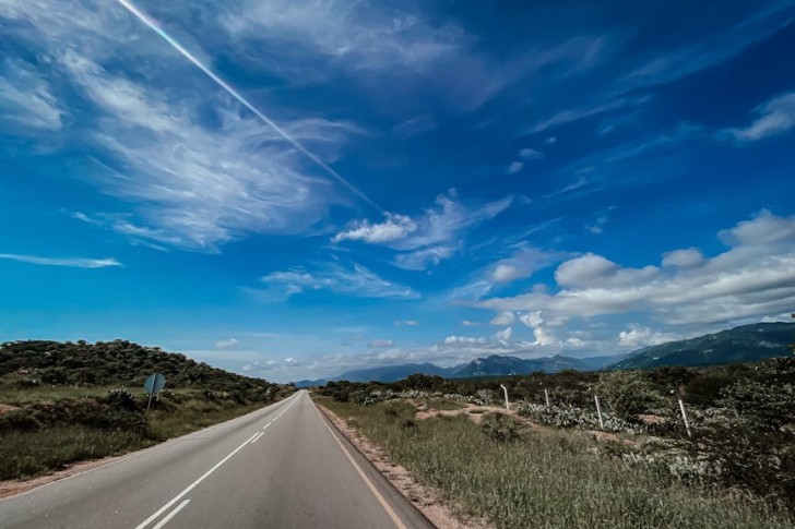 طريق خالٍ في الريف