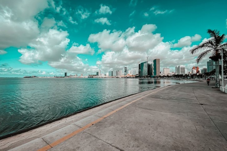 غيوم فوق البحر ومبانٍ في المدينة