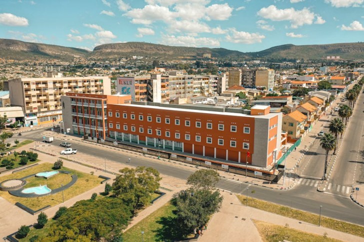 منظر جوي لمدينة محاطة بالجبال