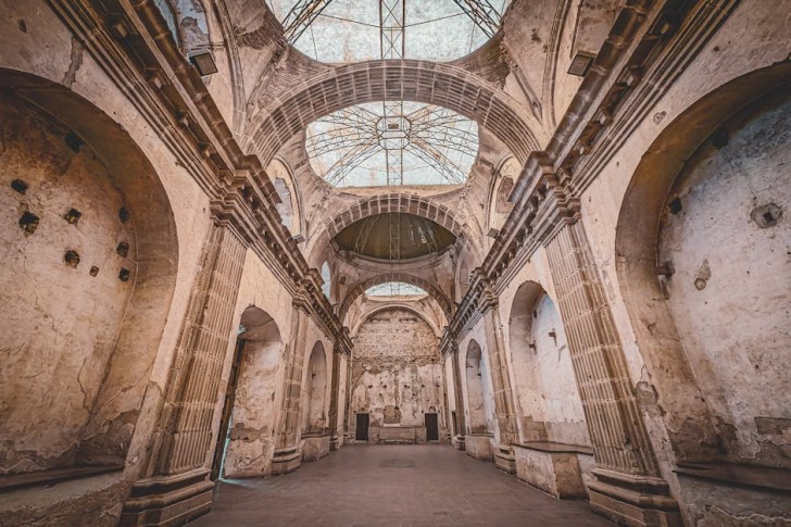 Ruínas históricas de uma catedral em Antigua, Guatemala.