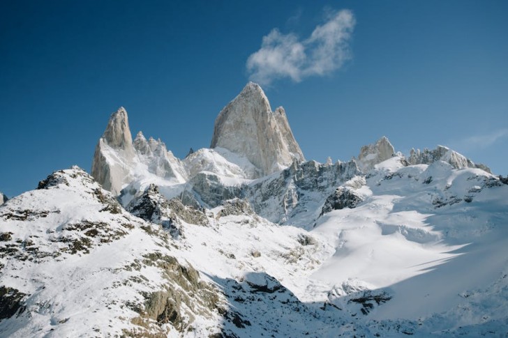 Sommet des montagnes enneigé sous un ciel bleu
