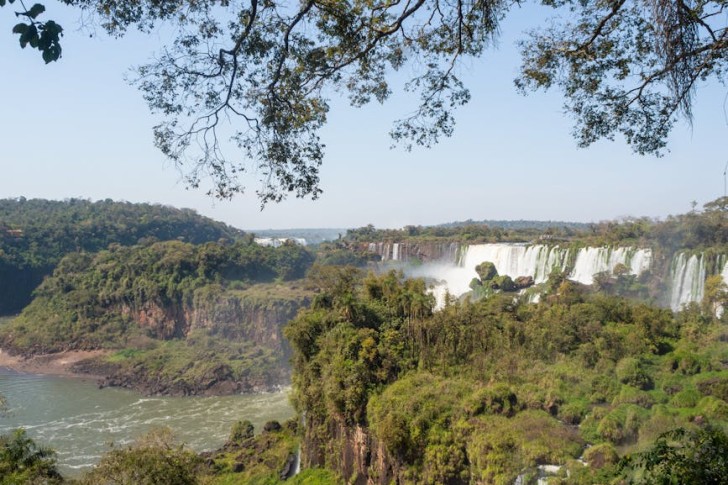 昼間の美しい滝