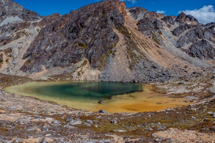 بحيرة في جبال بارين