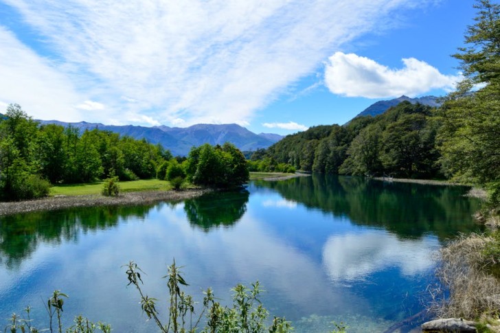 Malebná príroda na pokojnom jazere
