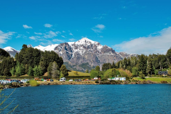 Majestátny výhľad na hory nad pokojnou krajinou jazera