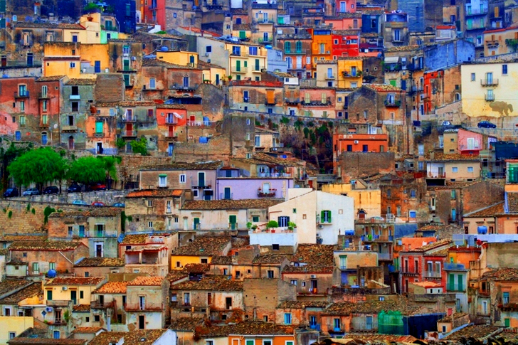 Brunt beige og rødt betonhus