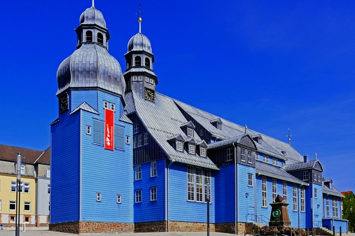 Blau und grau bemaltes Gebäude Wahrzeichen