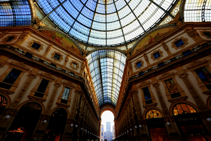 Vue en contre-plongée d'une structure en béton blanc