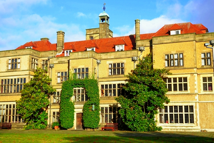 Braunes Betongebäude mit Hecke