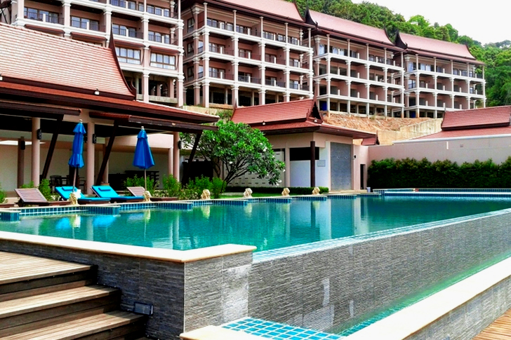 Svømmebassin med bygninger