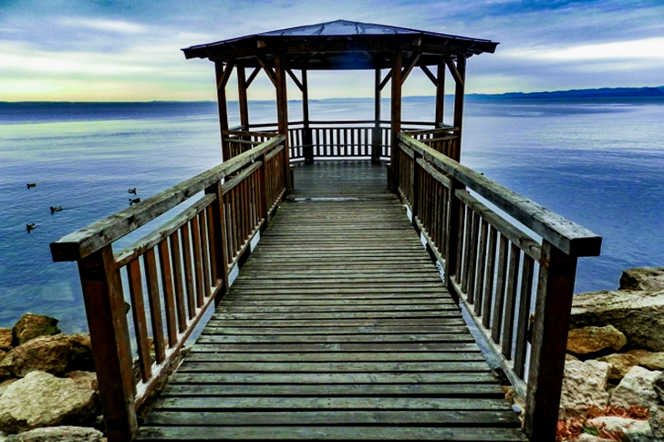 Docken Sie während der blauen Stunde in der Nähe einer Klippe an