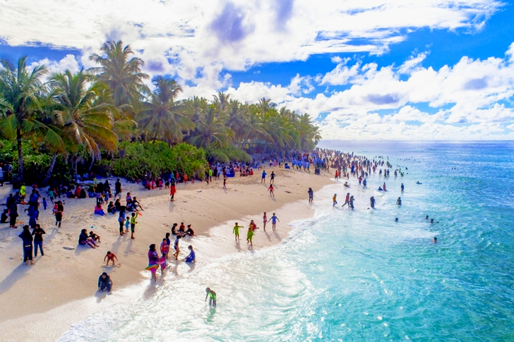 الناس على شاطئ البحر