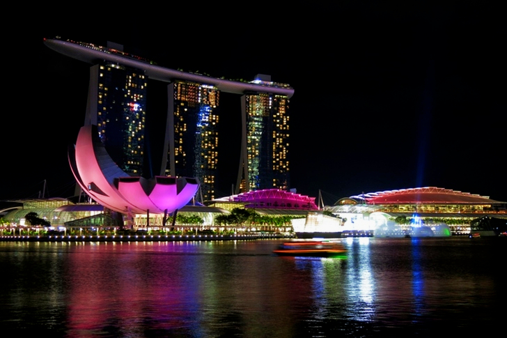 المدينة مضاءة في الليل