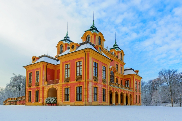 Orangefarbenes Betongebäude Unter Blauem Himmel