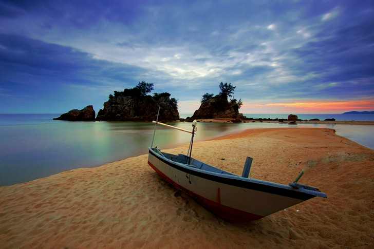 海岸に停泊したボート