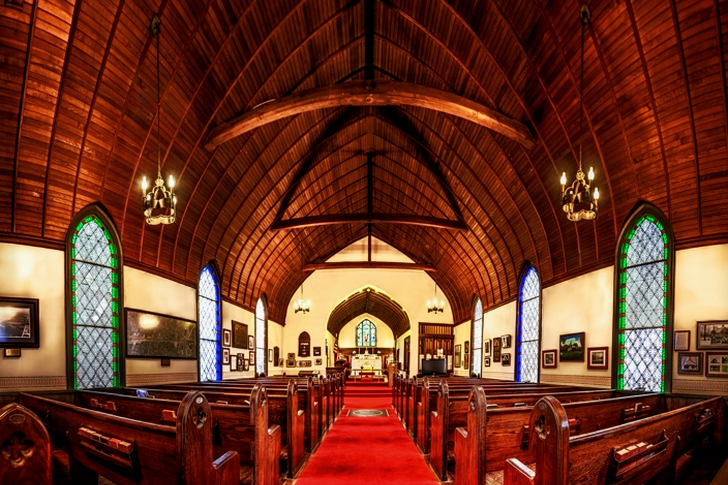 Hnědá a bílá budova katedrály