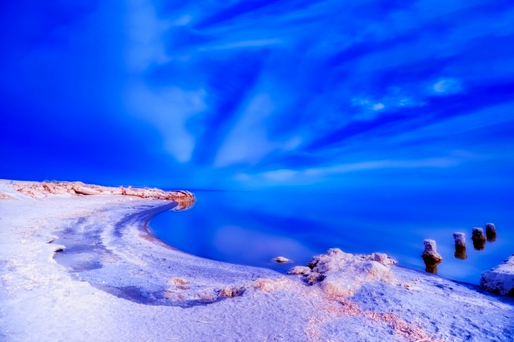 Strandlinje under blå himmel