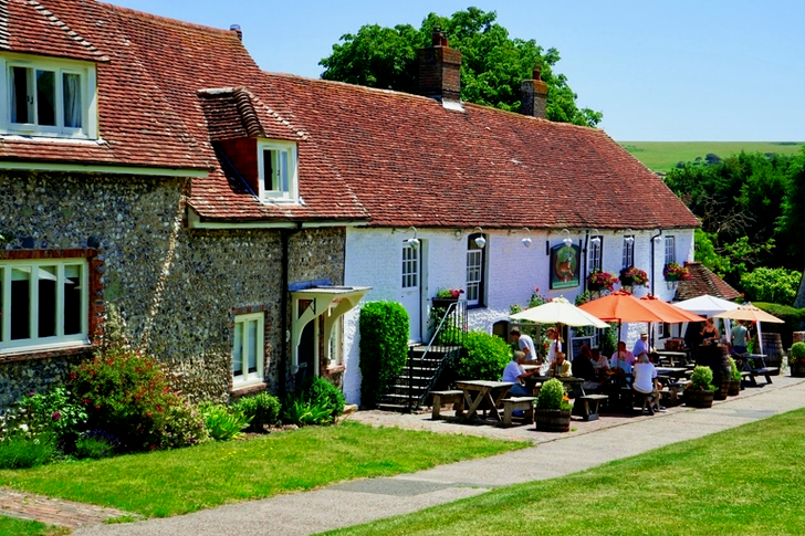 Terrassenschirme vor Häusern
